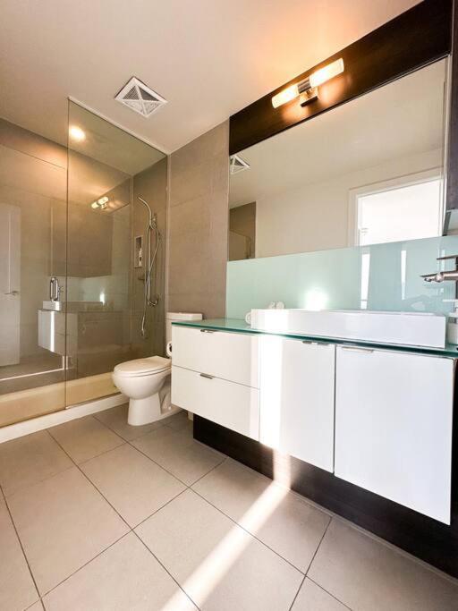 Elegant Suites - City Views, Lake View, Free Parking Toronto Exterior photo