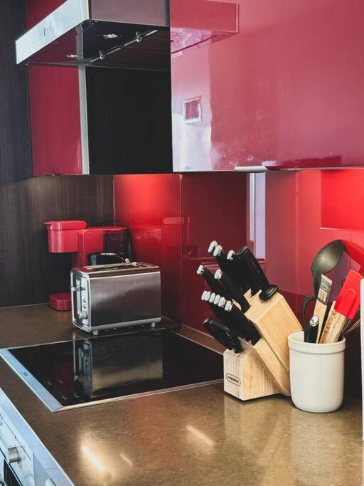 Elegant Suites - City Views, Lake View, Free Parking Toronto Exterior photo