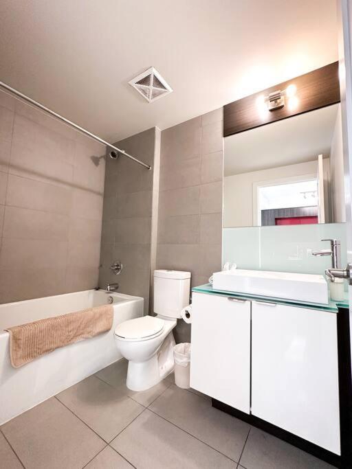 Elegant Suites - City Views, Lake View, Free Parking Toronto Exterior photo